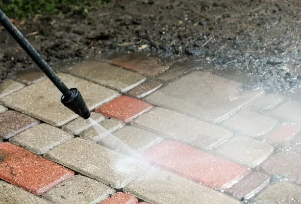 Profi eszközökkel végzett térkő tisztítás